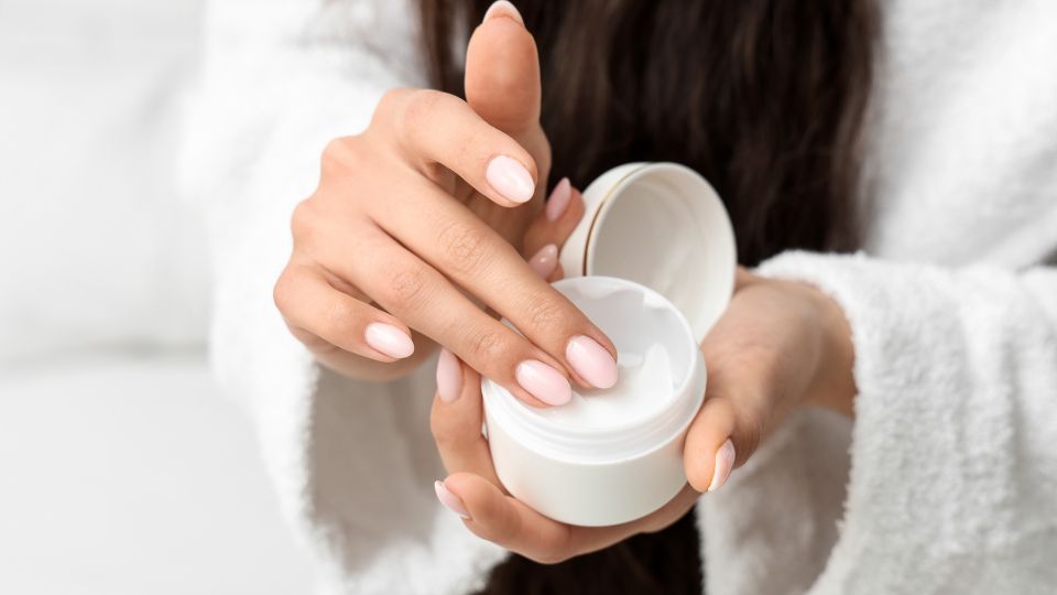 Kvinde bruger anti-aging creme