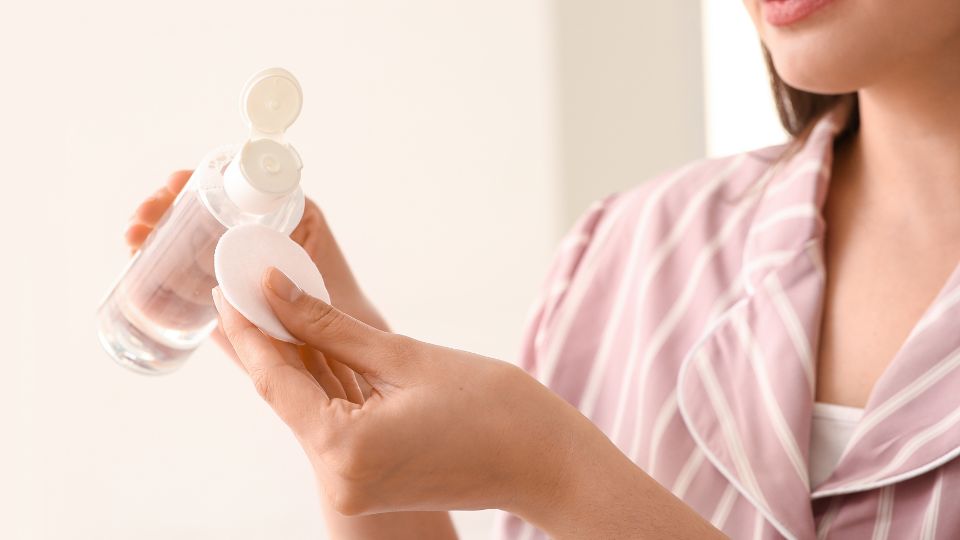 Kvinde bruger makeupfjerner