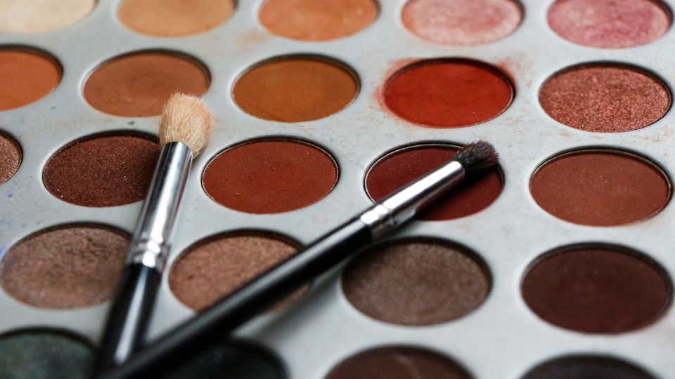 Øjenskygge og andet makeup til øjne