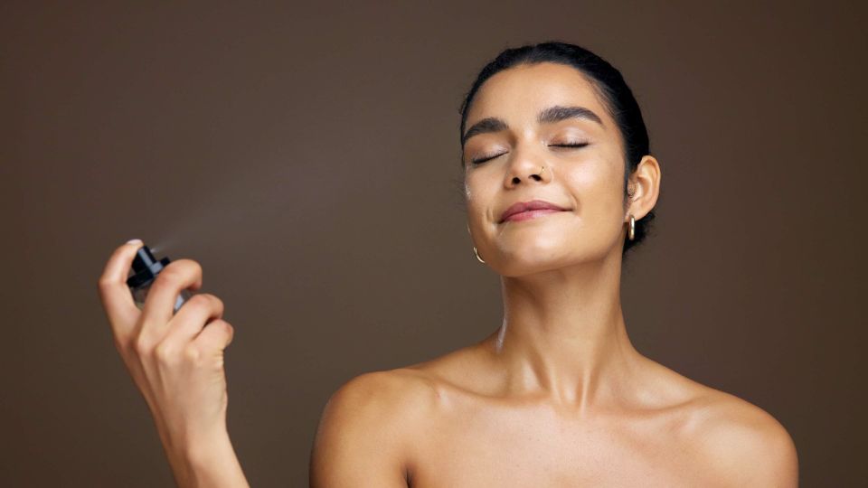 Setting spray sprøjtes i ansigtet